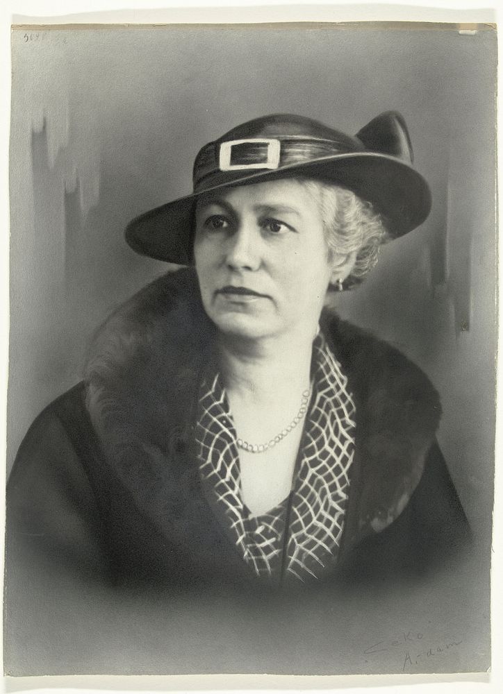Portret van een vrouw met hoed en ketting (1920 - 1940) by Ceko