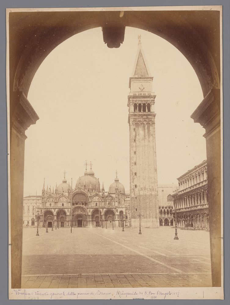 Zicht op het San Marcoplein richting de campanile vanuit de galerij van het Palazzo Correr, Venetië (1851 - 1900) by…