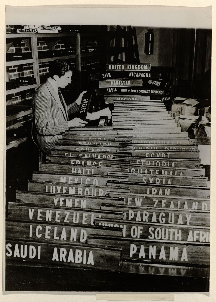 Naambordjes voor diverse lidstaten van de Verenigde Naties, opgesteld op tafel (1949) by anonymous and Keystone Press Agency