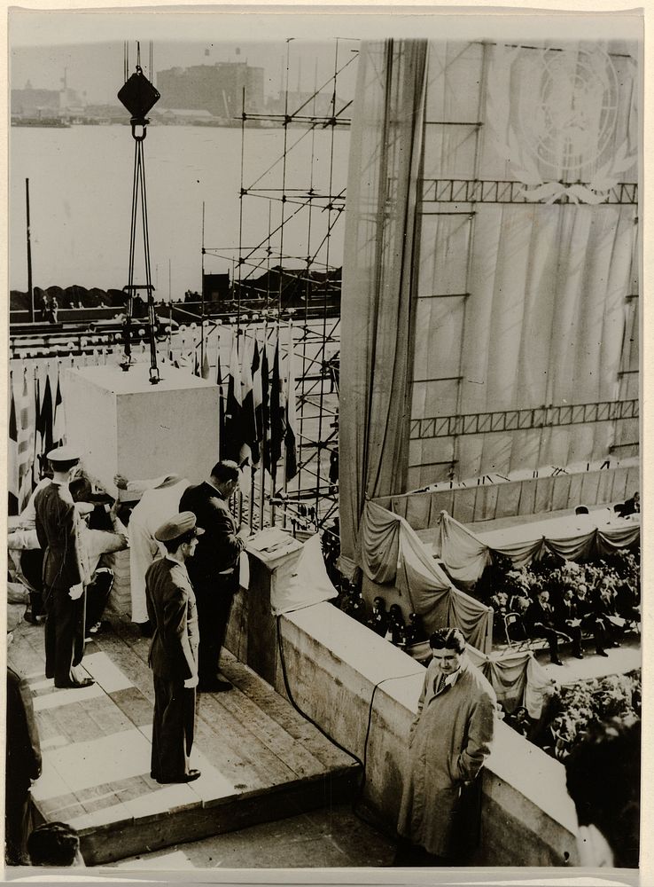 Onthulling van de hoeksteen van het nieuwe hoofdkwartier van de Verenigde Naties in Manhattan, New York (1949) by anonymous…
