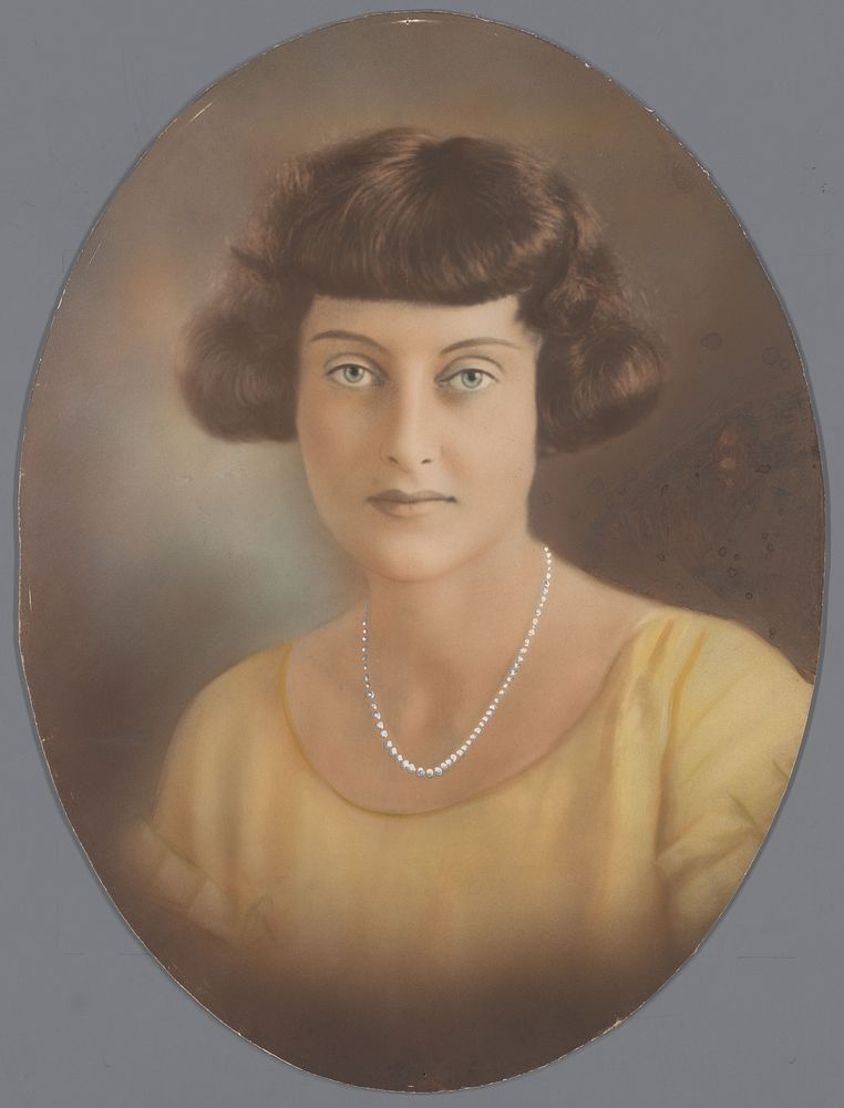 Portret van een onbekende jonge vrouw met halssnoer (1910 - 1920) by anonymous