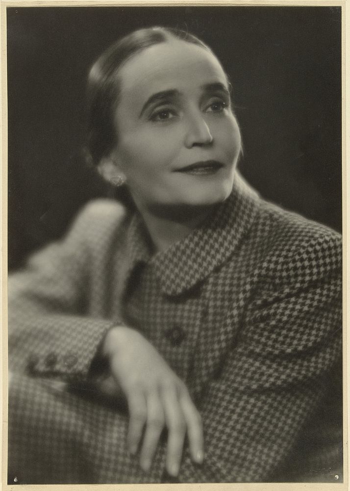 Portret van actrice Nel Knoop in geruite mantel (1930 - 1945) by Jacob Merkelbach