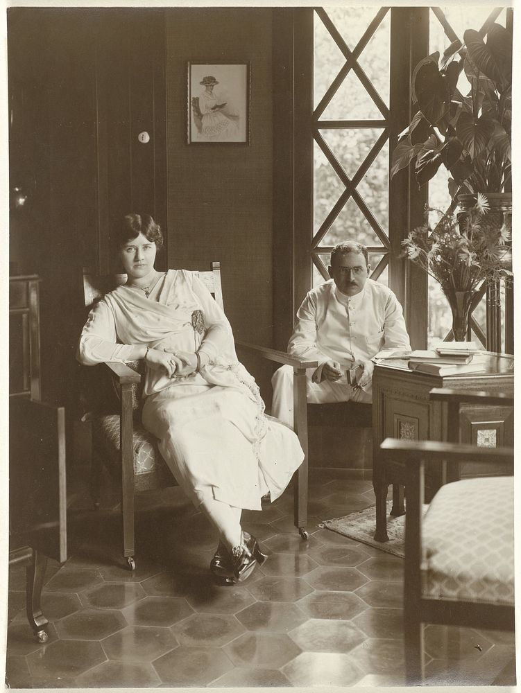 Portret van een onbekend echtpaar in een interieur, Nederlands-Indië (1890 - 1920) by anonymous
