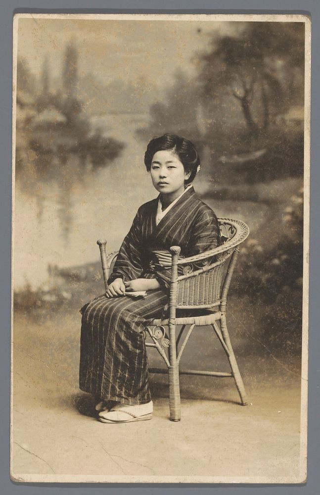 Portret van een onbekende Japanse vrouw (1903 - 1907) by anonymous