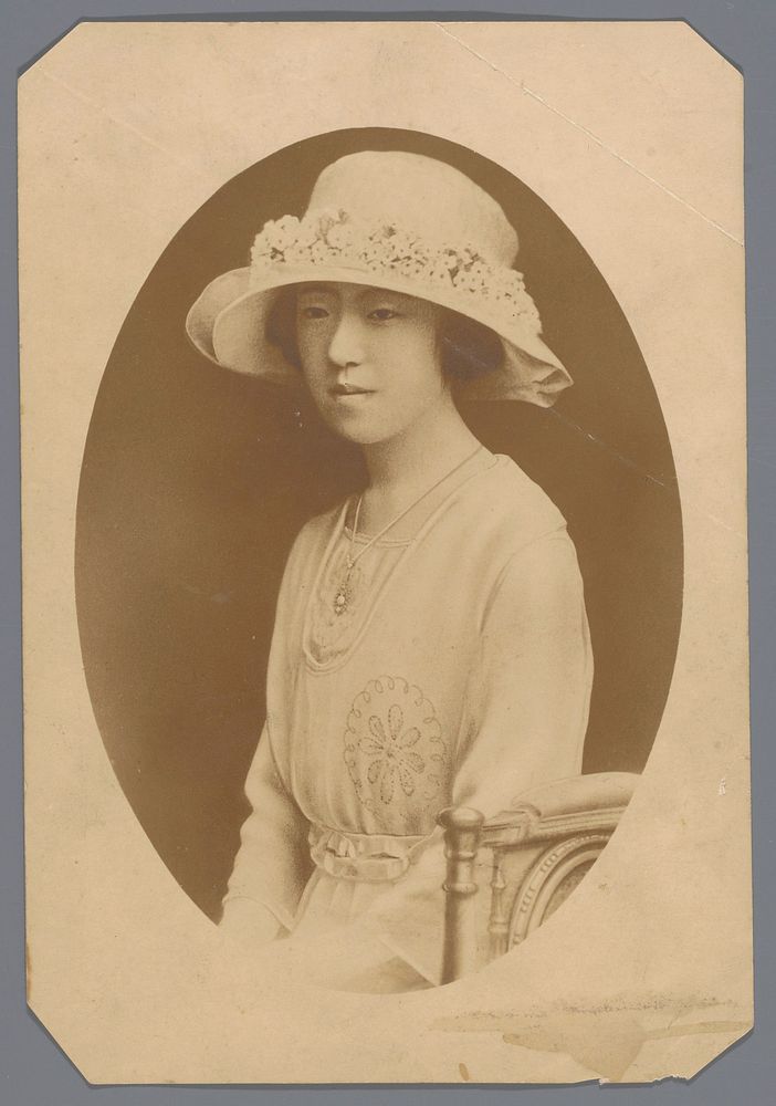 Portret van een onbekende Japanse vrouw met een hoed (c. 1900 - c. 1920) by anonymous