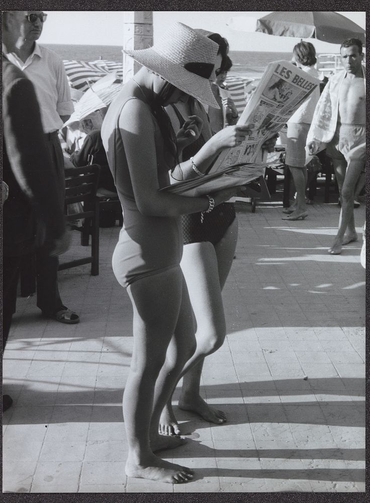 Twee vrouwen in badkleding lezen de krant (1955 - 1970) by anonymous