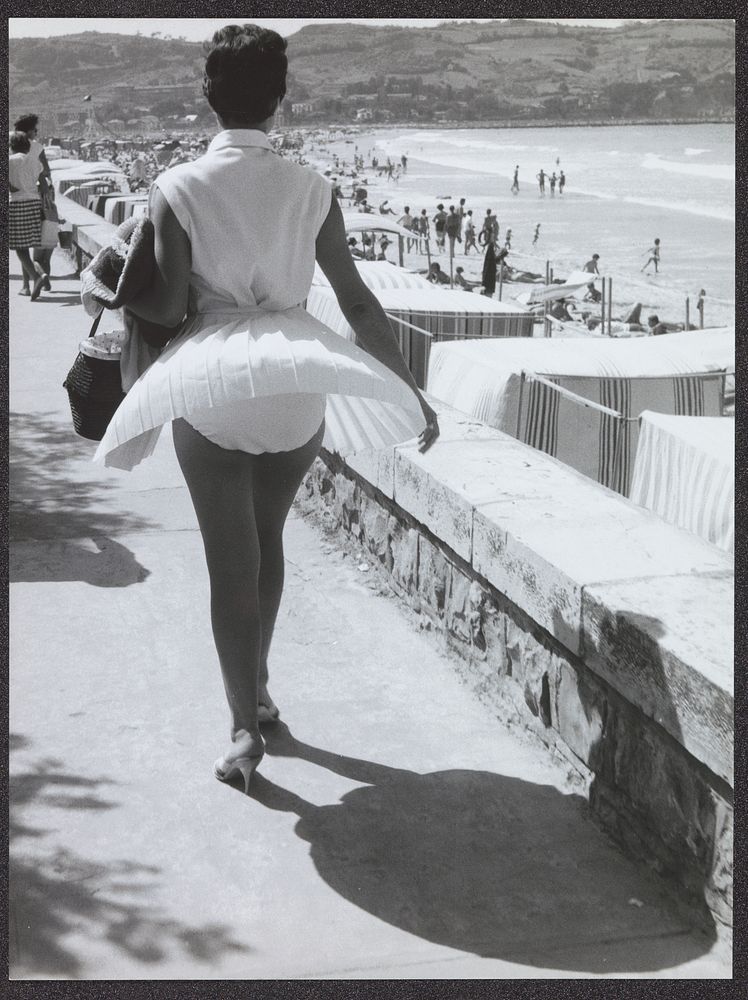Vrouw met een opwaaiende rok aan zee (1955 - 1970) by anonymous