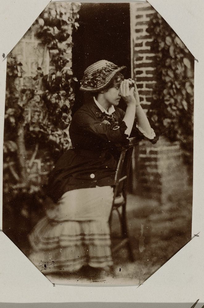 Portret van een onbekende vrouw op een stoel met een verrekijker (1878) by anonymous