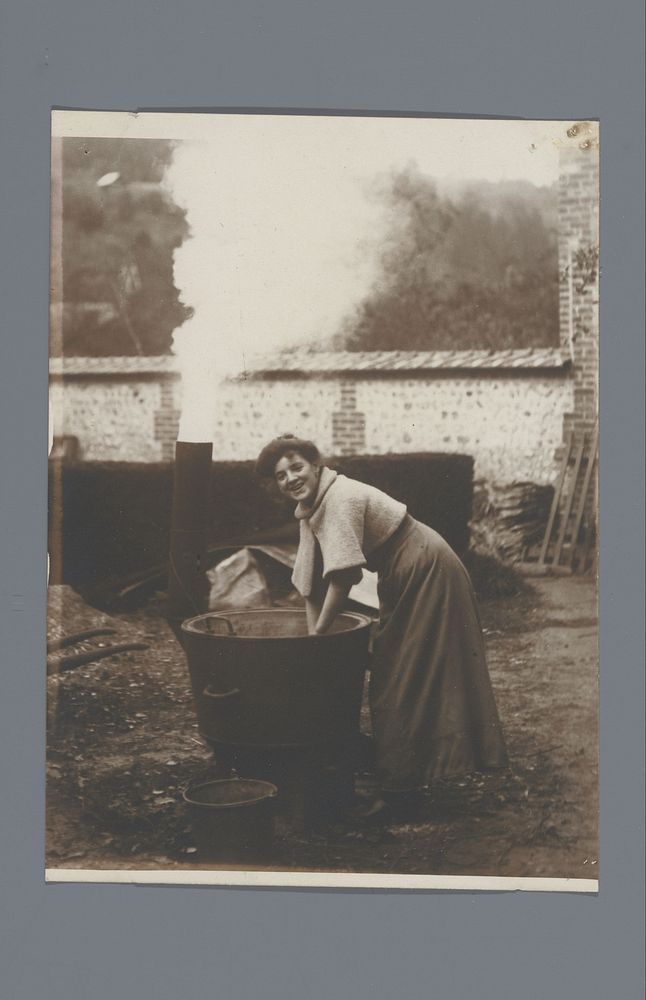 Portret van een onbekende vrouw bij een wastobbe (1905) by anonymous