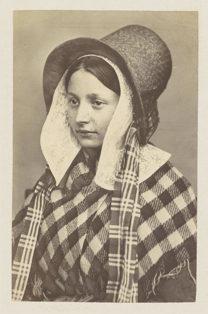 Portret van een onbekende vrouw, mogelijk uit Antwerpen, in traditionele kleding (1860 - 1900) by anonymous