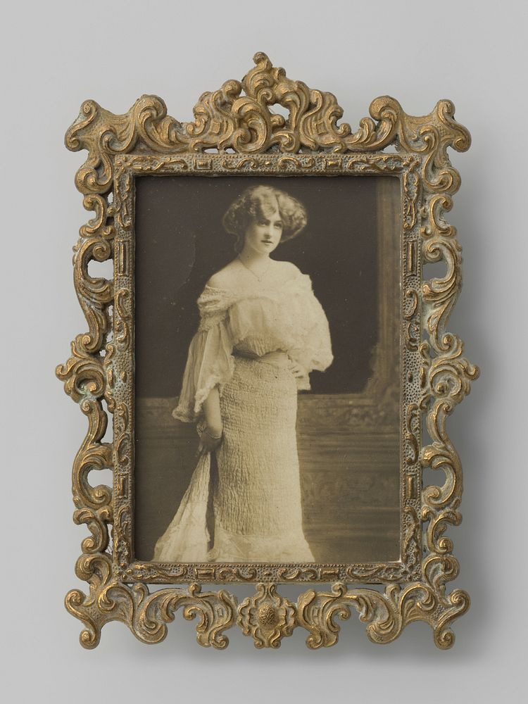 Portret van een onbekende vrouw (1890 - 1910) by anonymous