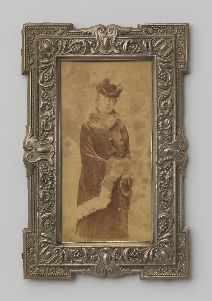 Portret van een onbekende vrouw in lange jas (1880 - 1900) by anonymous