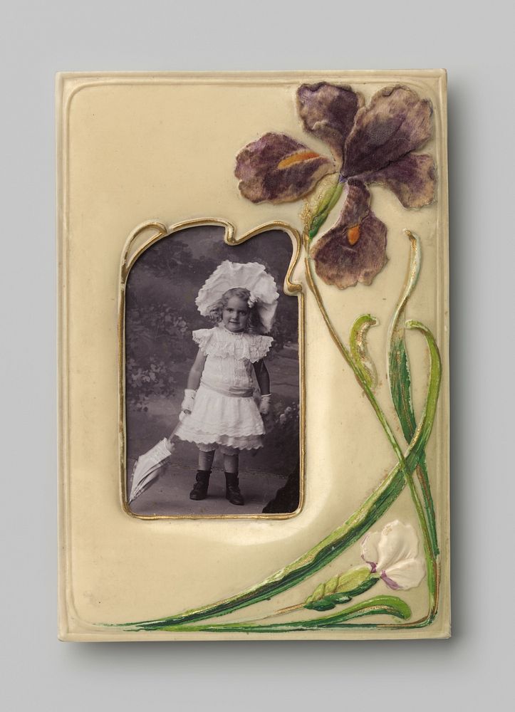 Portret van een onbekend staand meisje in kanten jurk met parasol (1887 - 1943) by E v d Kerkhoff