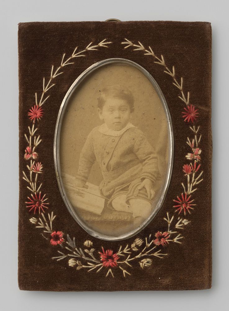 Portret van een onbekend kind met een boek (1880 - 1900) by anonymous