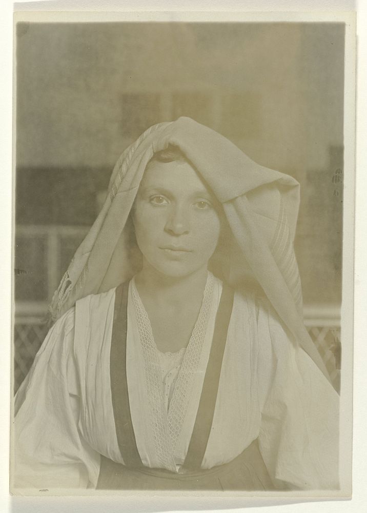 Portret van een onbekende immigrante op Ellis Island, afkomstig uit Pisticci, Italië (1905) by Lewis Wickes Hine