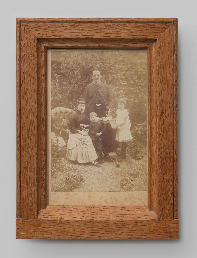 Groepsportret van een onbekende familie in een tuin (1875 - 1885) by anonymous