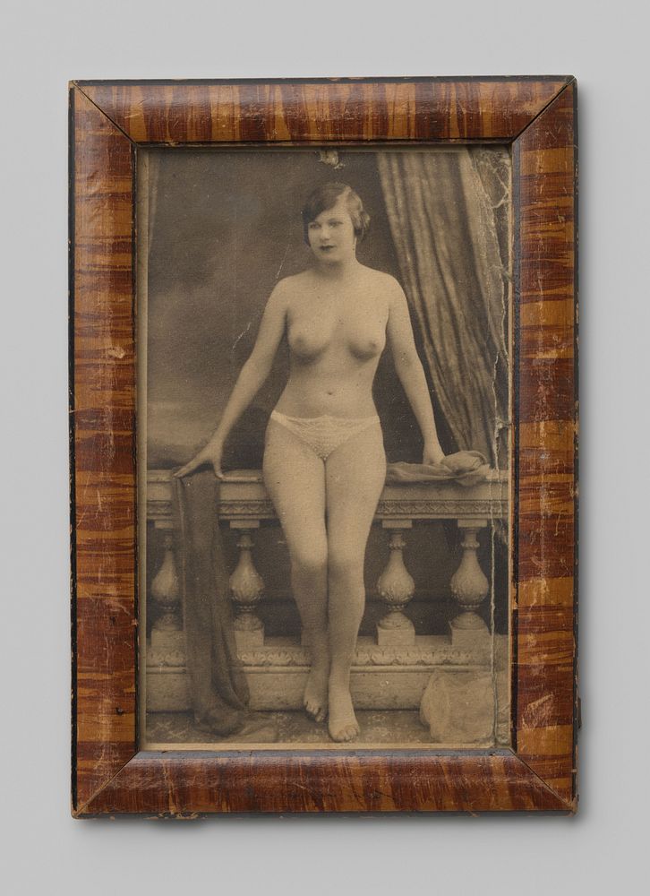 Portret van een vrouw in kanten onderbroek, mogelijk actrice Gina Manès (1870 - 1910) by André Leconte and anonymous