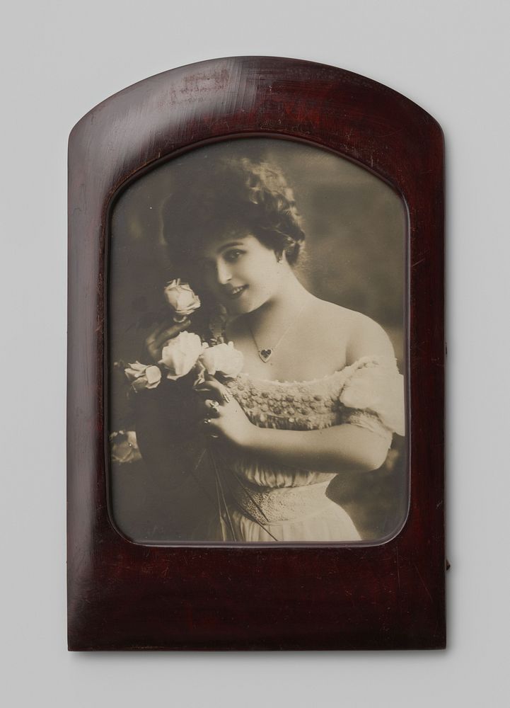 Portret van een onbekende vrouw met boeket rozen (1900 - 1920) by anonymous