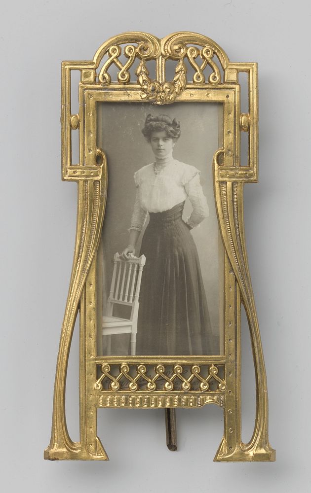 Portret van een onbekende jonge vrouw, staand bij stoel (1900 - 1915) by Cornelis de Jong