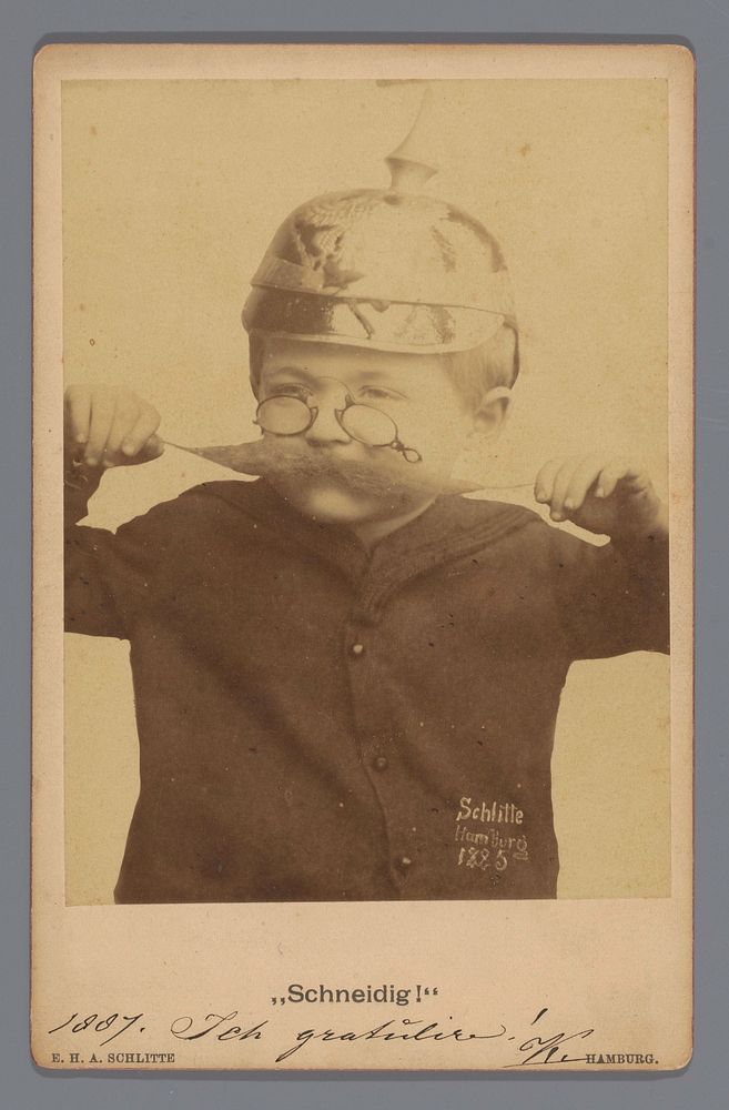 Portret van een onbekende jongen verkleed met helm, bril en plaksnor (1885 - 1887) by E H A Schlitte