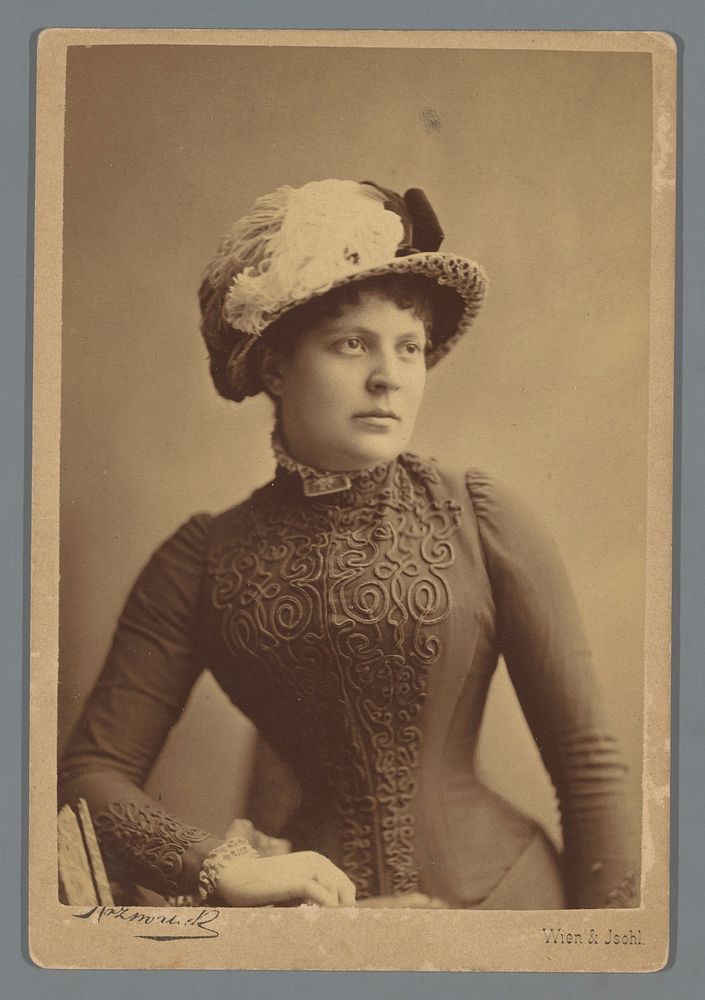 Portret van een onbekende vrouw (c. 1870 - c. 1905) by Rudolf Krziwanek