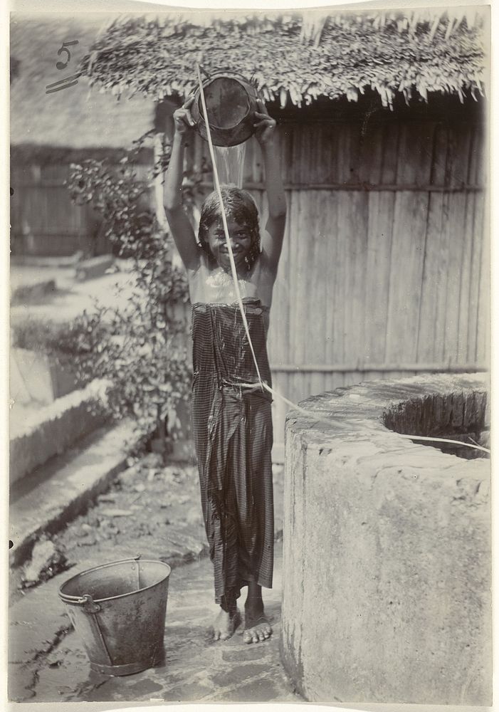 Portret van een onbekend meisje dat zich wast bij een waterput, Nederlands-Indië (1890 - 1910) by anonymous