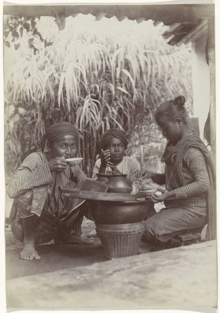 Contractarbeiders eten en drinken gehurkt (1870 - 1890) by anonymous