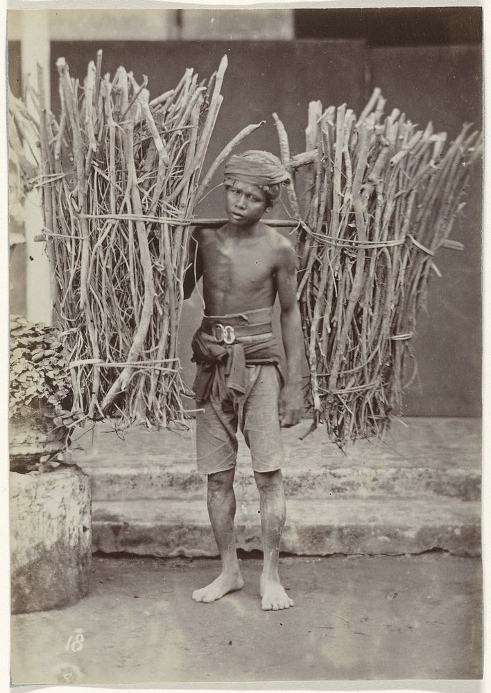 Portret van een onbekende Javaanse jongeman met verzameld hout (1870 - 1890) by anonymous