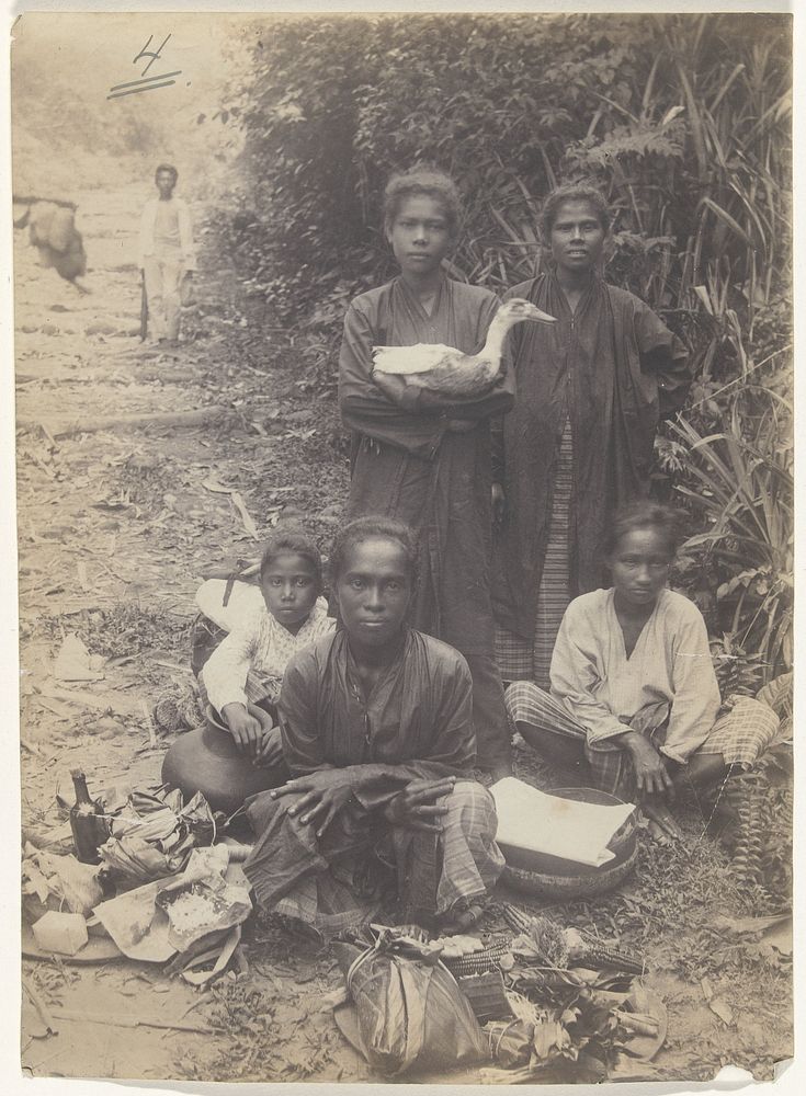 Groepsportret van onbekende vrouwen met etenswaren, Nederlands-Indië (1880 - 1910) by anonymous