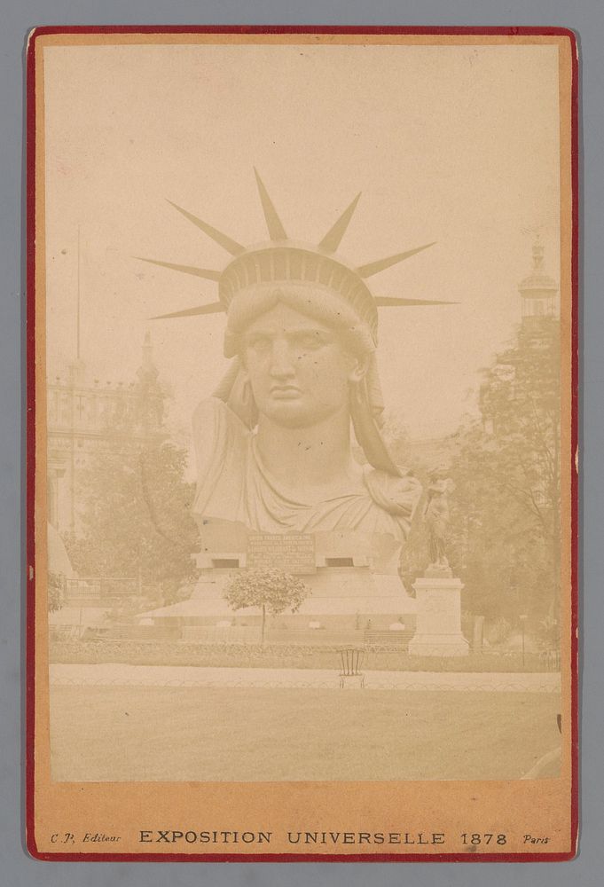 Gezicht op het Vrijheidsbeeld van Parijs op de Wereldtentoonstelling van 1878 in Parijs (1878) by anonymous and Monogrammist…
