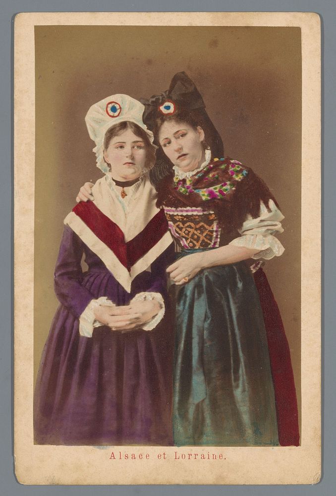 Portret van twee onbekende vrouwen in klederdracht (1870 - 1890) by anonymous