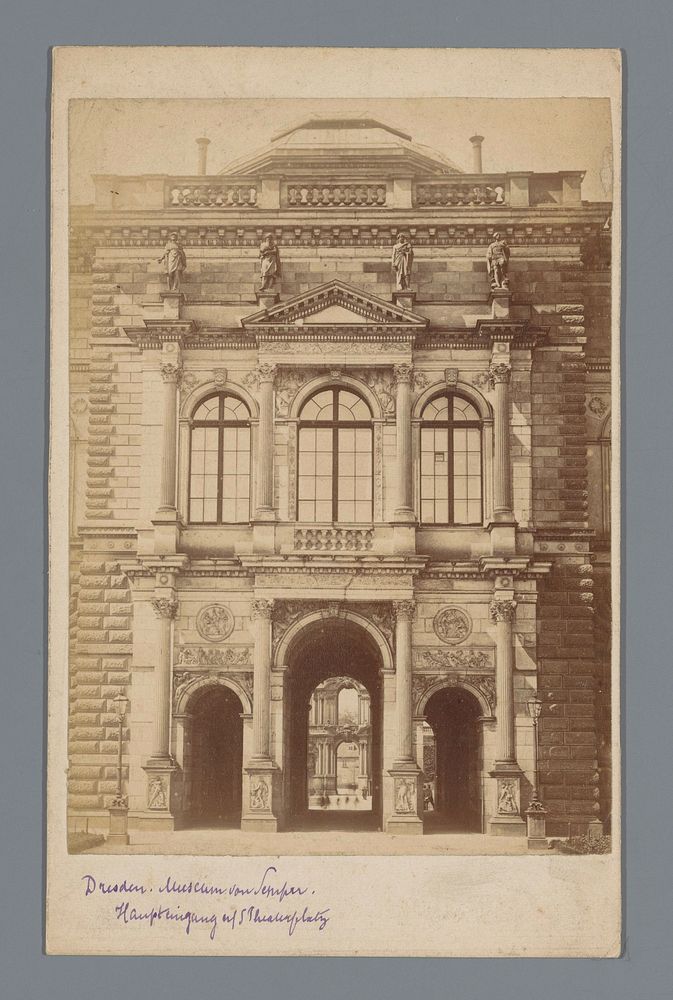 Gezicht op museum De Zwinger in Dresden (1850 - 1900) by anonymous
