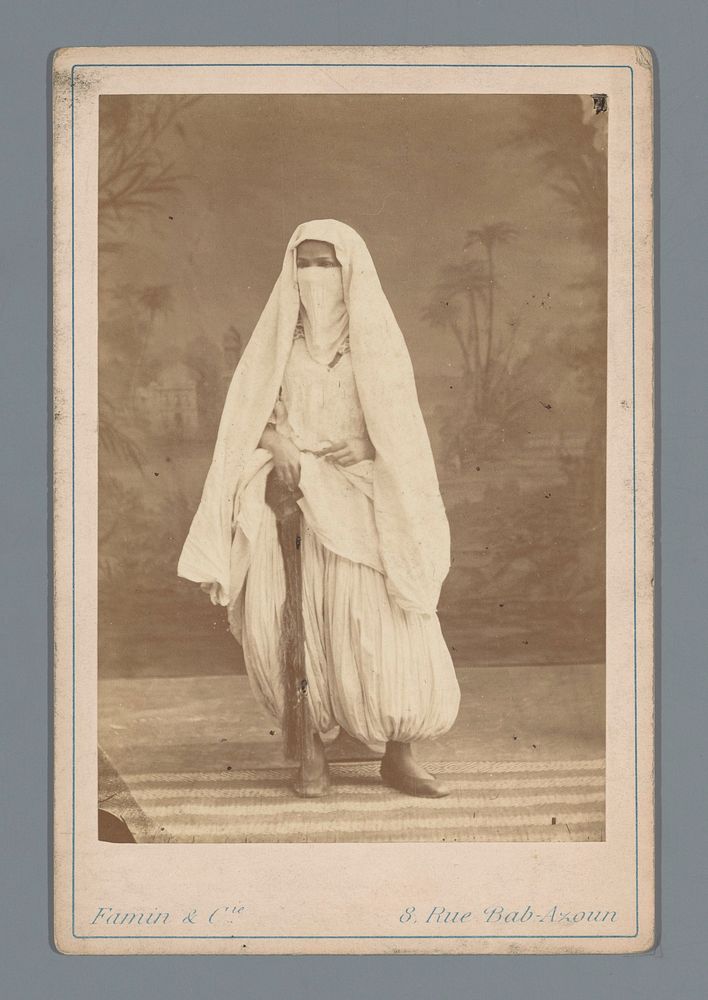 Algerijnse vrouw in harembroek en sluier (1863 - 1889) by Famin et Cie