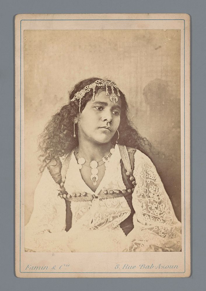 Algerijnse vrouw met sieraden in het haar (1863 - 1889) by Famin et Cie