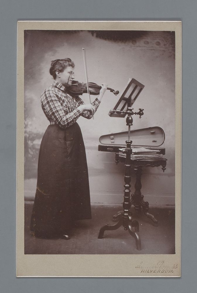 Portret van een vioolspelende vrouw (c. 1915 - c. 1930) by Atélier Siewers