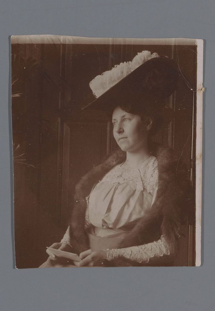 Portret van een onbekende vrouw met een hoed in een interieur (c. 1905 - c. 1920) by anonymous