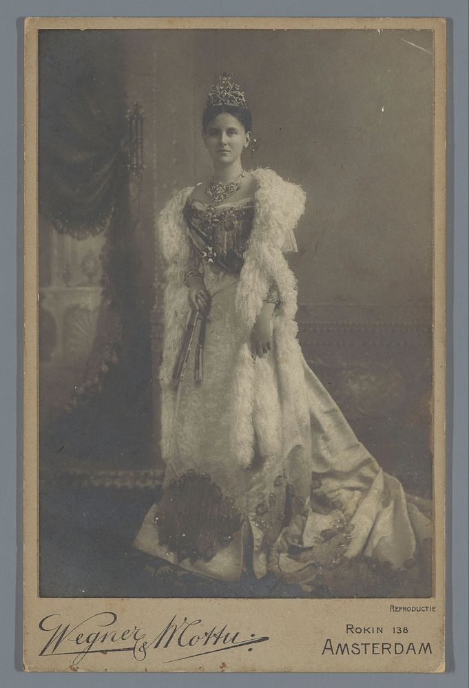 Portret van koningin Wilhelmina met de juwelen die zij ontving als nationaal huwelijksgeschenk in 1901 (1905) by Wegner and…