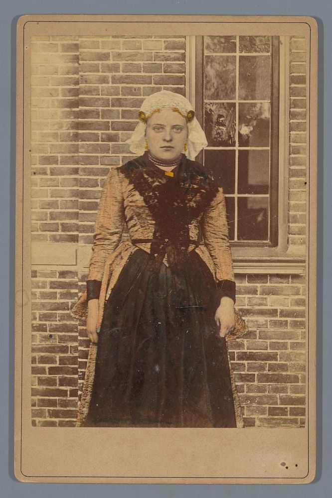 Portret van een onbekende vrouw in klederdracht van Leeuwarden (1870 - 1890) by anonymous and A van Hoogstraten and Zn