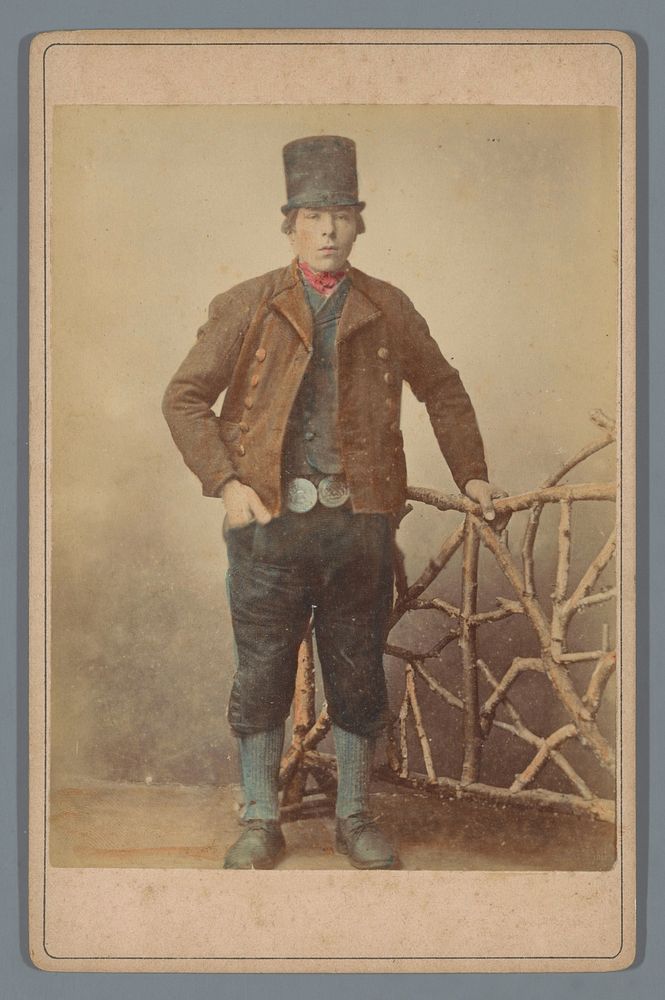 Portret van een onbekende man in klederdracht van Walcheren (1870 - 1890) by anonymous and A van Hoogstraten and Zn