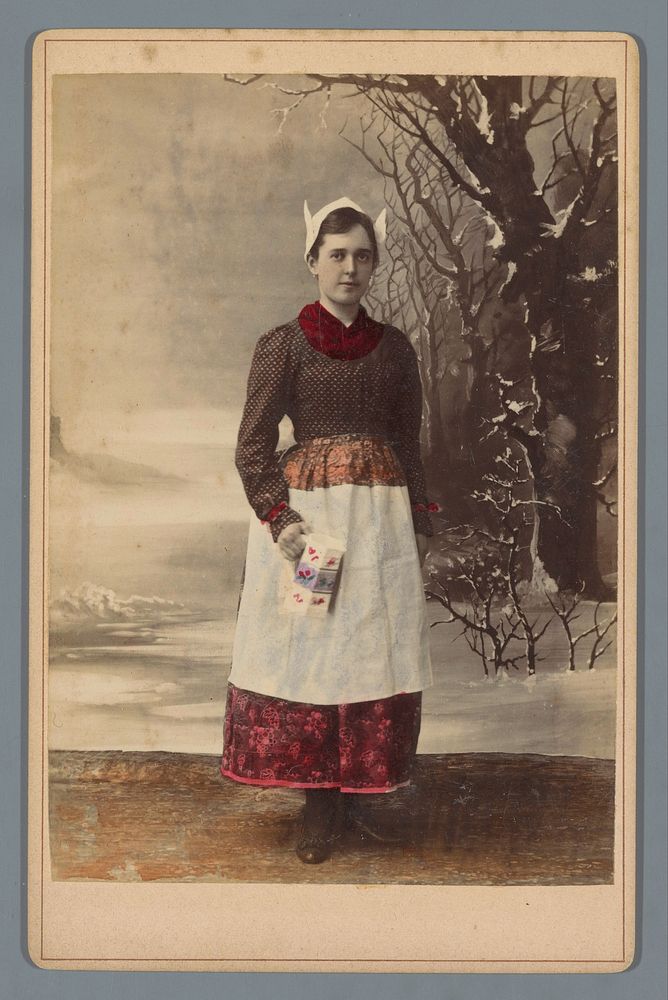 Portret van Isa Rodenburg van Heyst in klederdracht met een kan in haar hand (c. 1880 - c. 1900) by anonymous