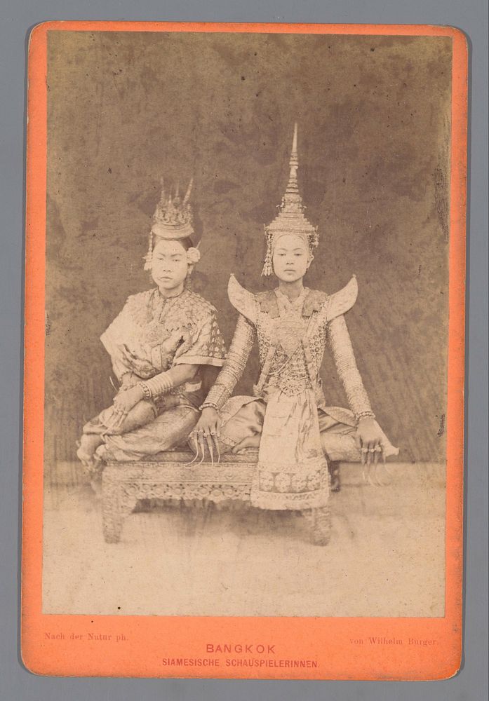 Portret van twee onbekende actrices uit Bangkok (c. 1860 - c. 1890) by Wilhelm Burger