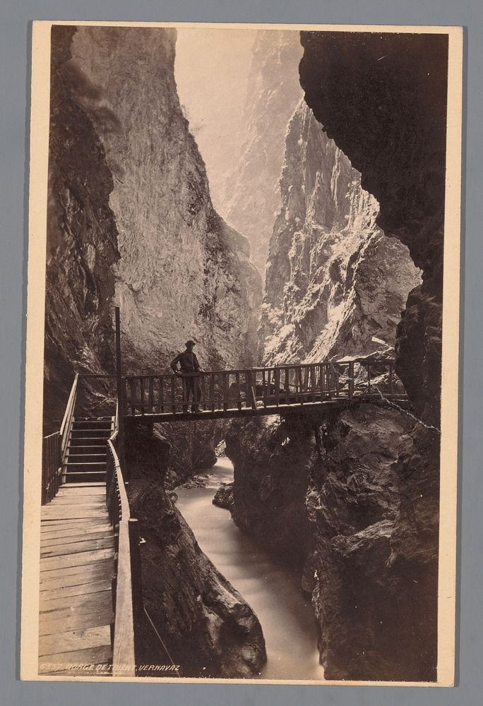 Gezicht op de Gorges du Trient bij Vernayaz in Zwitserland met een man op een brug (c. 1880 - c. 1920) by Francis Frith