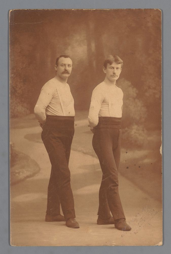Studioportret van twee onbekende mannen (vermoedelijk) in sportkleding (in or after 1907 - c. 1915) by Machiel Hendricus…