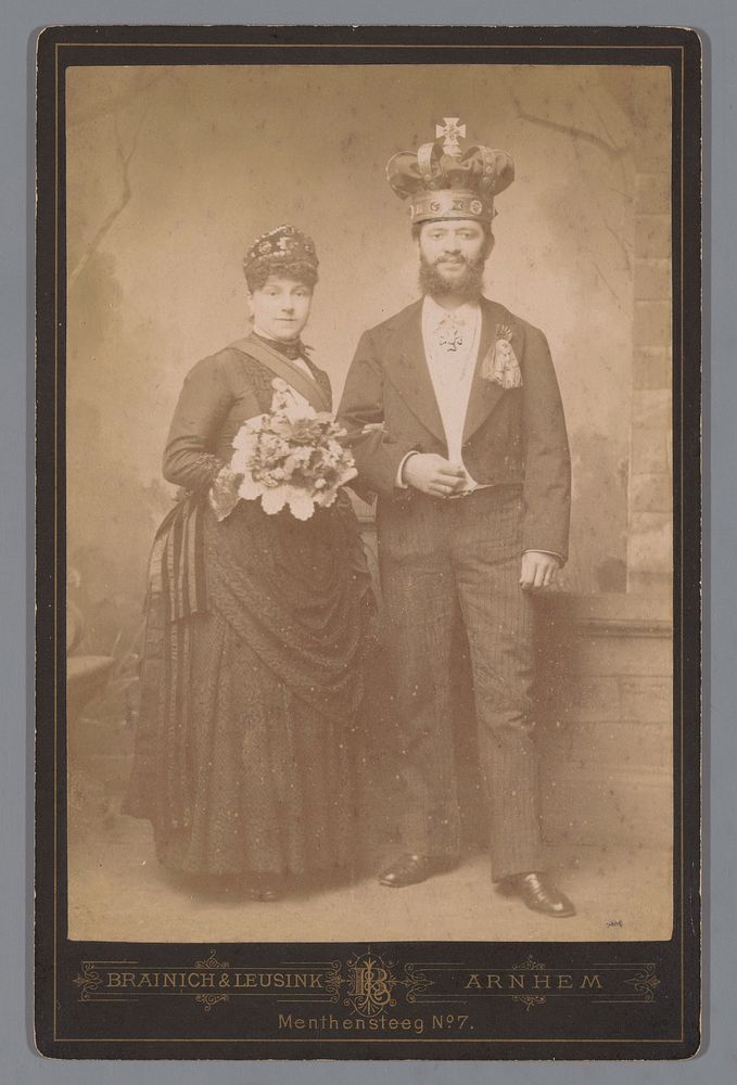 Portret van een onbekende man en vrouw met kronen op het hoofd (c. 1881 - c. 1904) by Brainich and Leusink