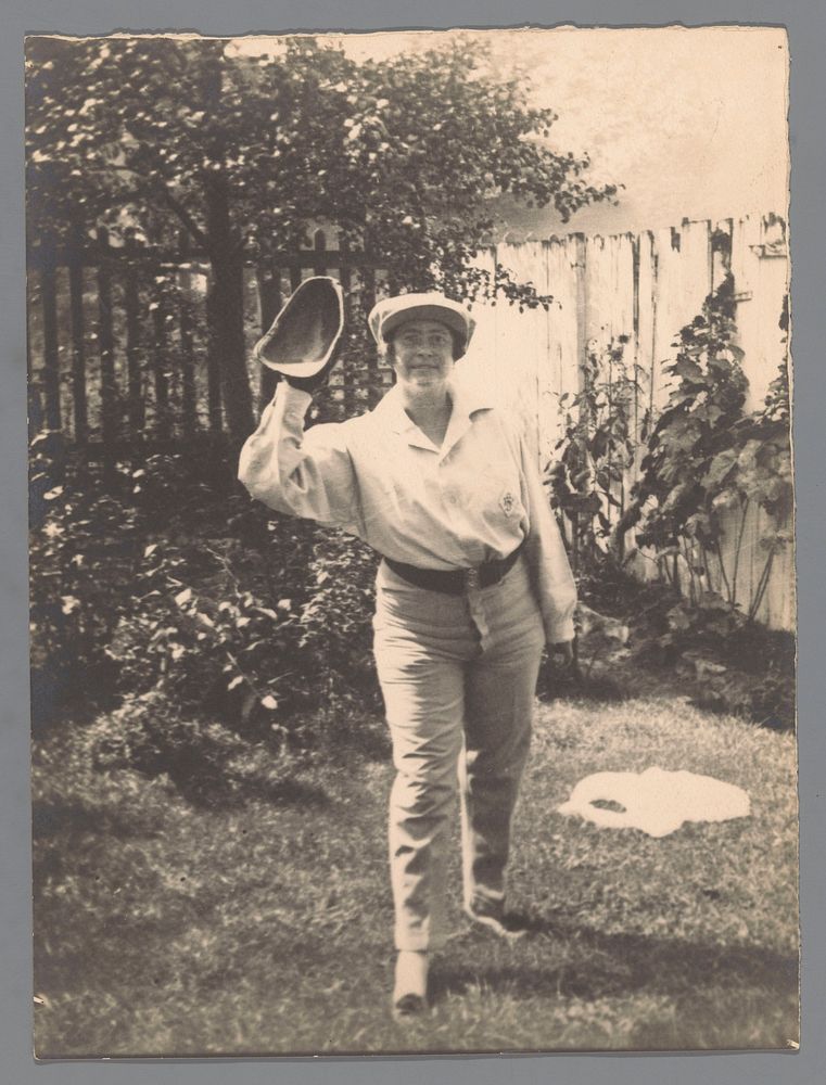 Portret van een onbekende vrouw met een honkbalhandschoen in een tuin (c. 1920 - c. 1935) by anonymous