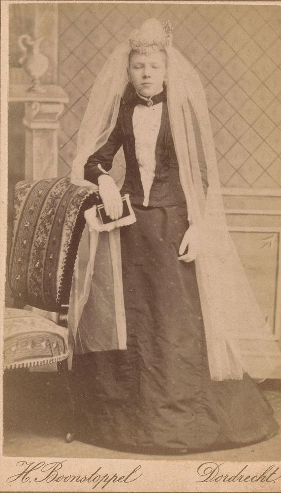 Portret van een onbekend meisje in een communiejurk (c. 1870 - c. 1901) by Hendrik Boonstoppel