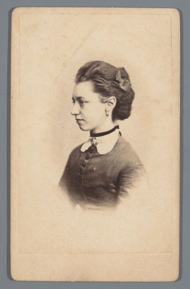 Portret van een onbekende vrouw (1869 - 1879) by Friedrich Heuberg