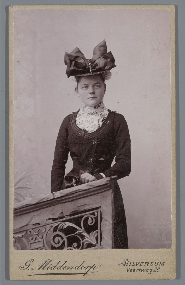Portret van een onbekende vrouw met een hoed, staande achter een balustrade (1900 - 1920) by Johannes Gerard Middendorp