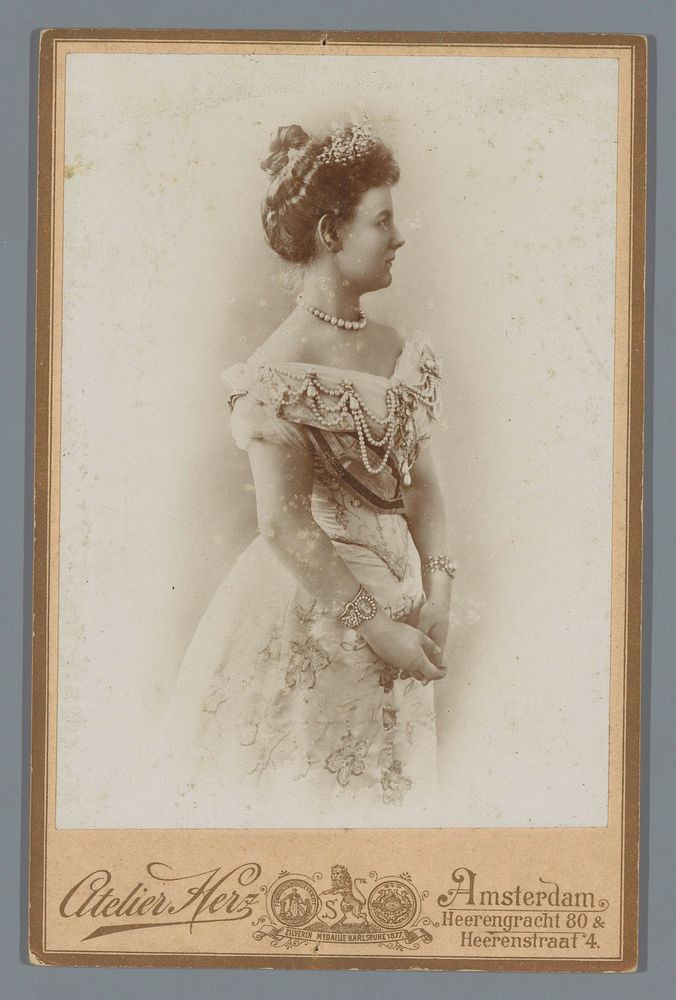 Portret van koningin Wilhelmina (1899) by Atelier Herz