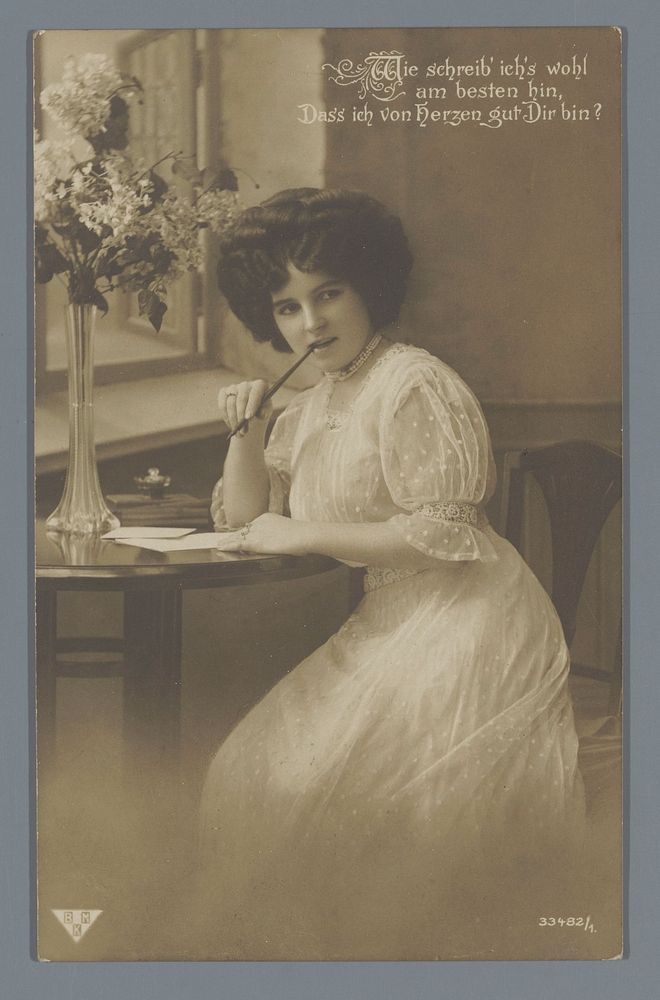 Portret van een onbekende vrouw aan een schrijftafel (c. 1909 - before 1910) by anonymous